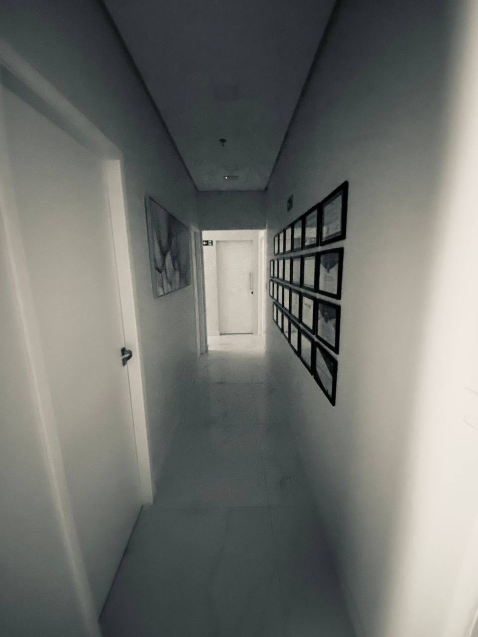 Corredor com diplomas